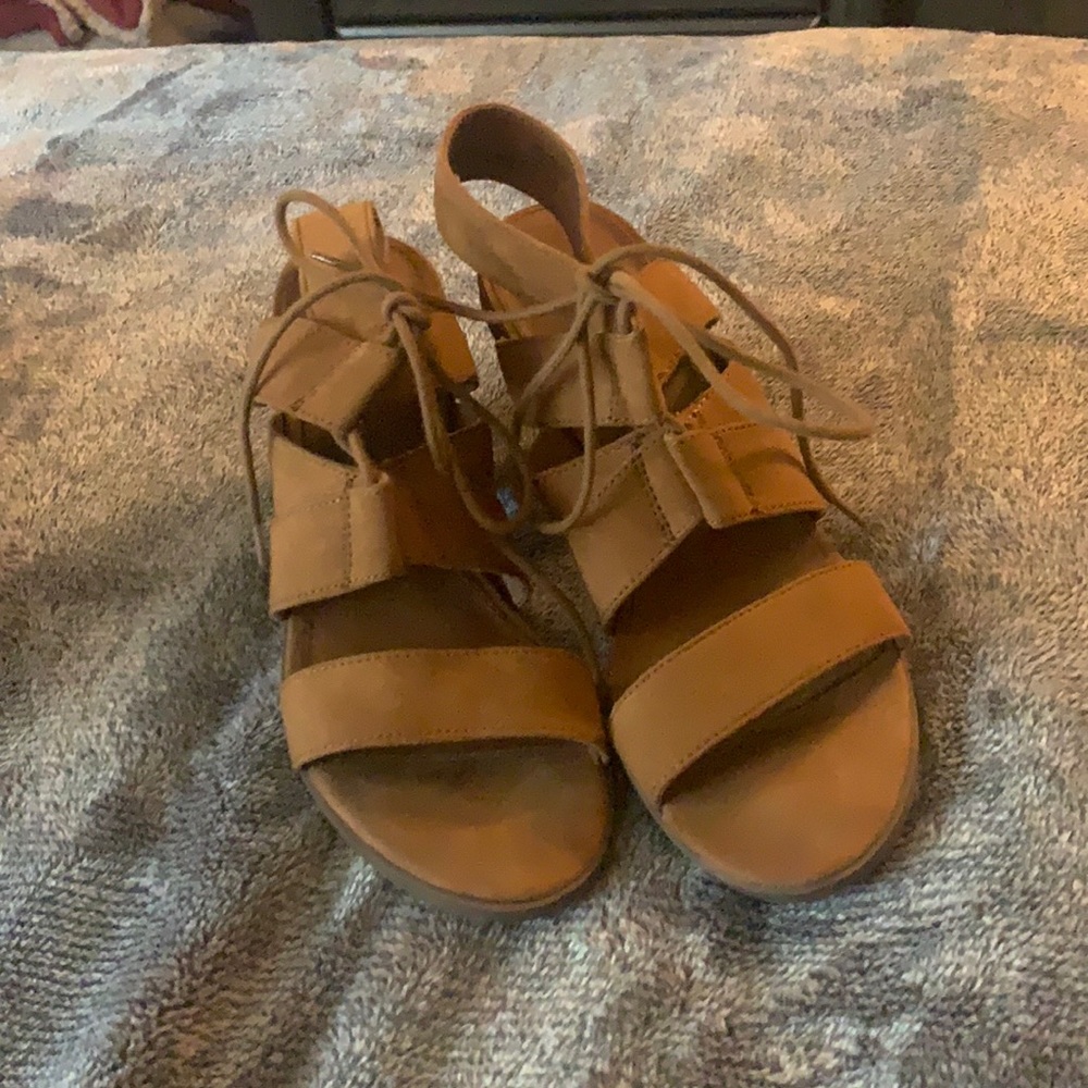 Thick heeled sandle